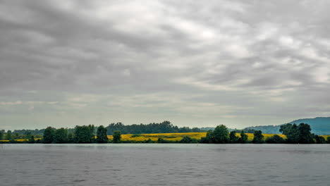 Un-Lapso-De-Tiempo-De-Nubes-De-Tormenta-Sobre-El-Lago-Desierto-Del-área-De-Manejo-De-Vida-Silvestre-De-Middle-Creek