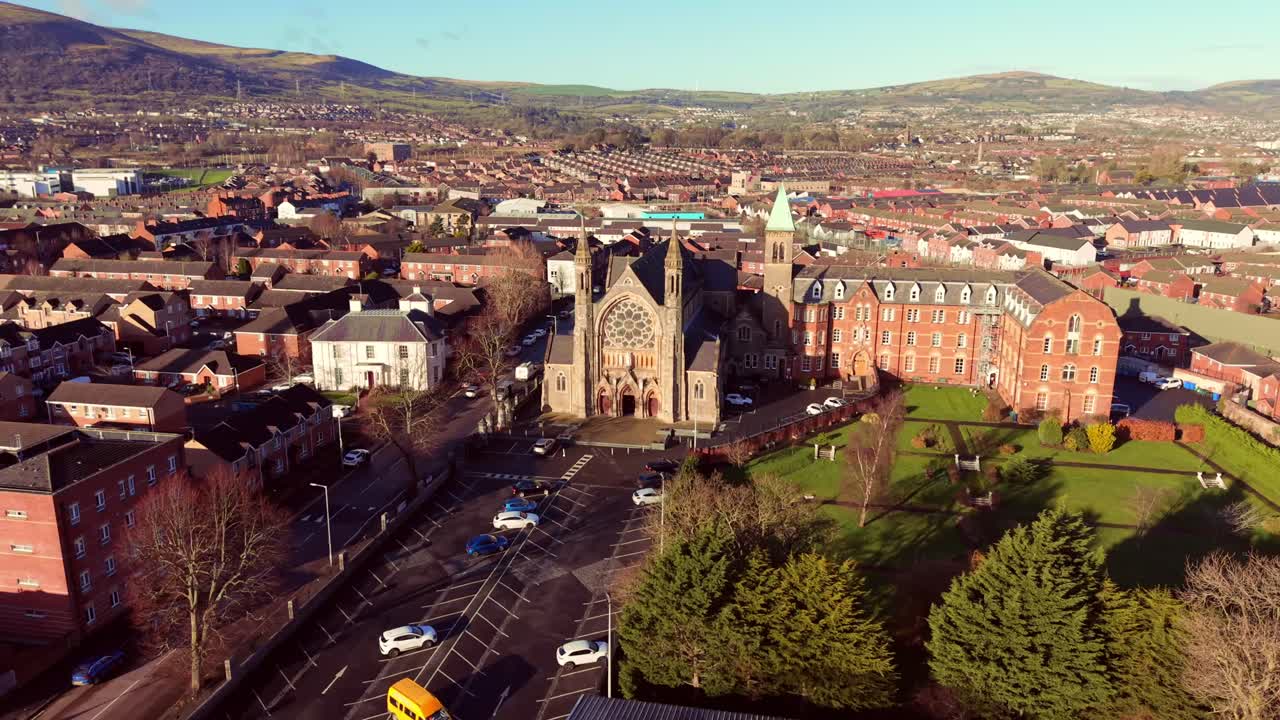 Vídeo aéreo em 4K 60FPS de Mosteiro de Clonard em West Belfast, Irlanda do Norte. Produzido com cor Rec709