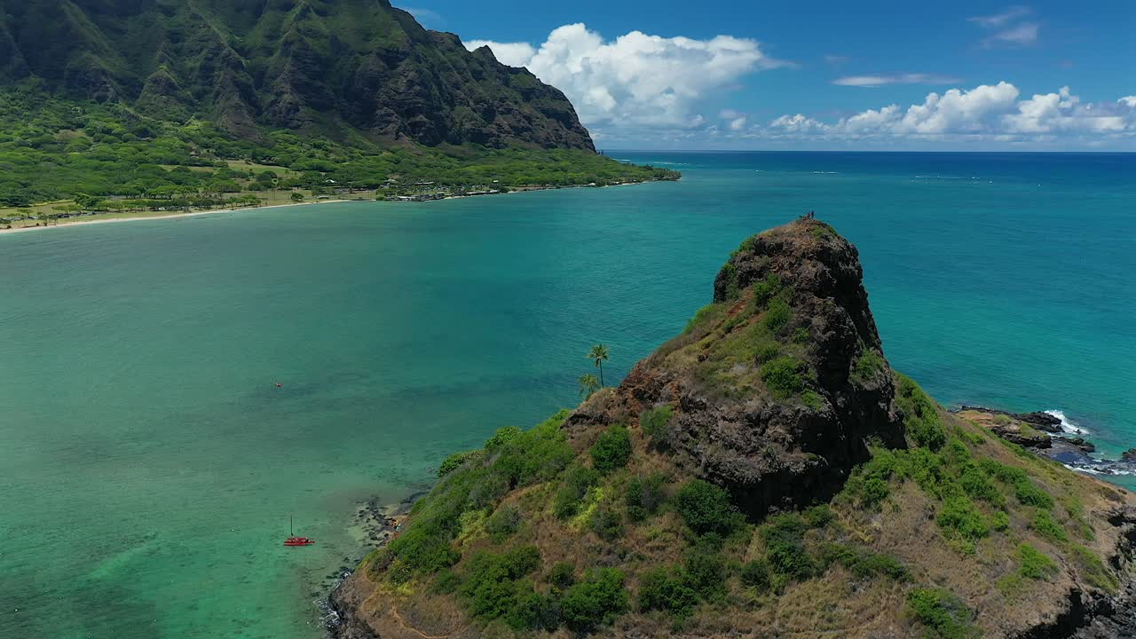 Sorvolo aereo di escursionisti in cima al Chinaman's Hat a Oahu, Hawaii
