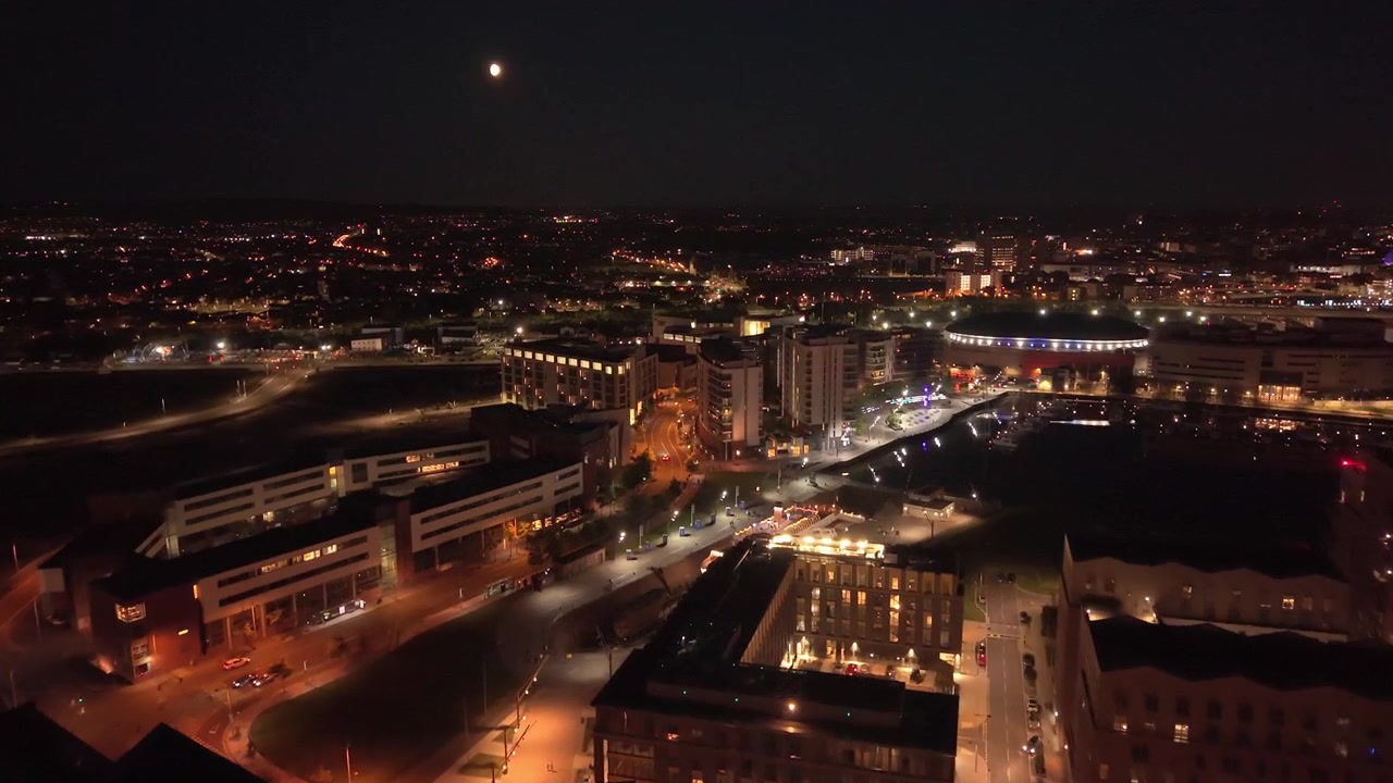 Video aereo in 4K a 60FPS in ascesa di Titanic Belfast e dell'area circostante. Prodotto in 3840x2160 con colore Rec709.