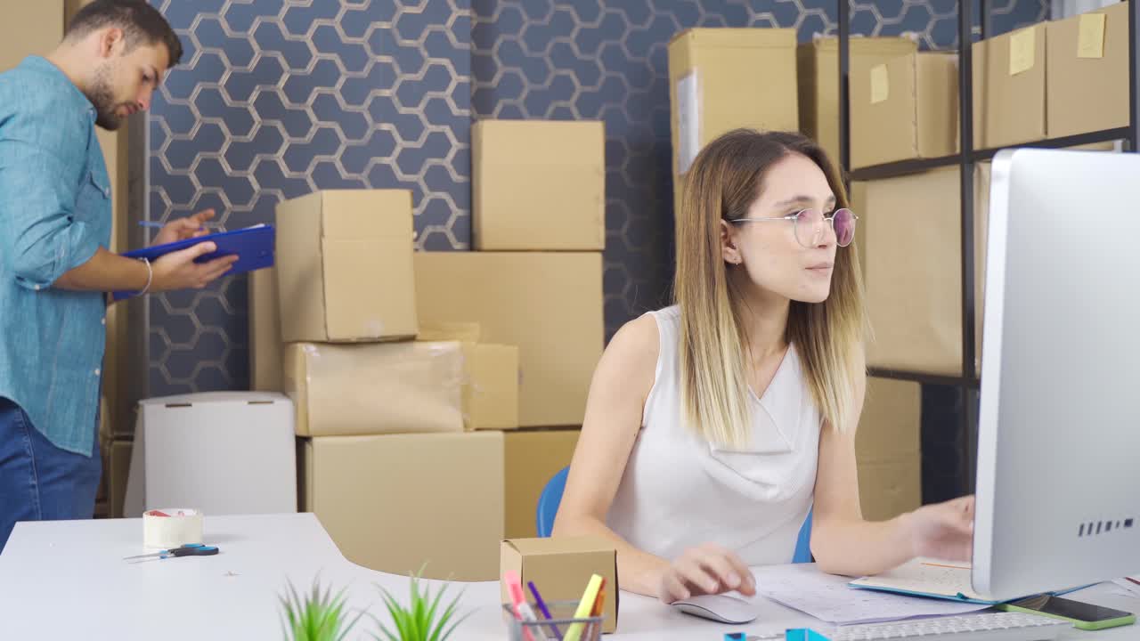 emprendimiento. jóvenes emprendedores haciendo marketing en línea.