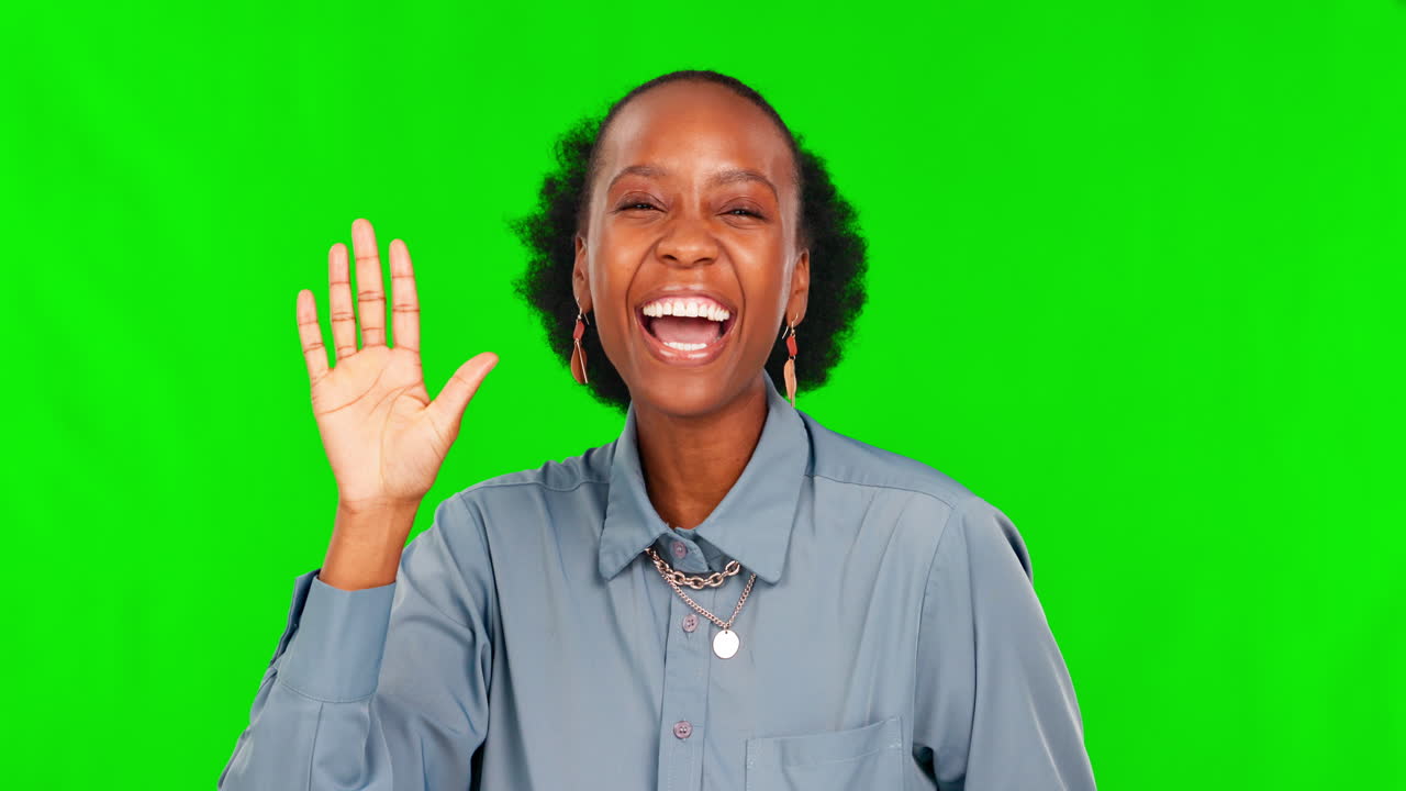 pantalla verde, mujer negra y contando a mano