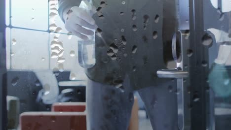 animación de gotas de agua sobre las superficies de limpieza del hombre en la oficina.