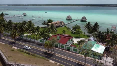 Luftaufnahme-Der-Lagune-Von-Bacalar-Zoomen-Sie-Von-Der-Festung-Von-Bacalar-Herein