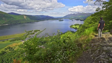 video de derwentwater en el distrito inglés de los lagos mirando hacia la ciudad de keswick con skiddaw detrás