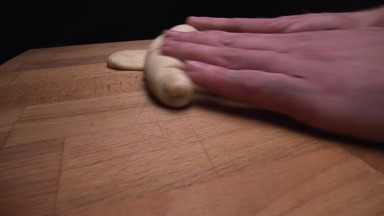 pastelero doblando un trozo de masa recién hecha