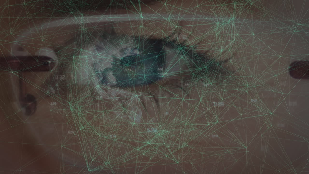 red de conexiones y múltiples números cambiantes en un primer plano de un ojo femenino con gafas
