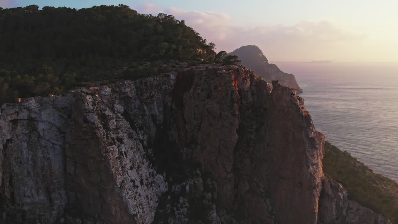 hermosas montañas y bosques en la costa de la isla tropical al atardecer
