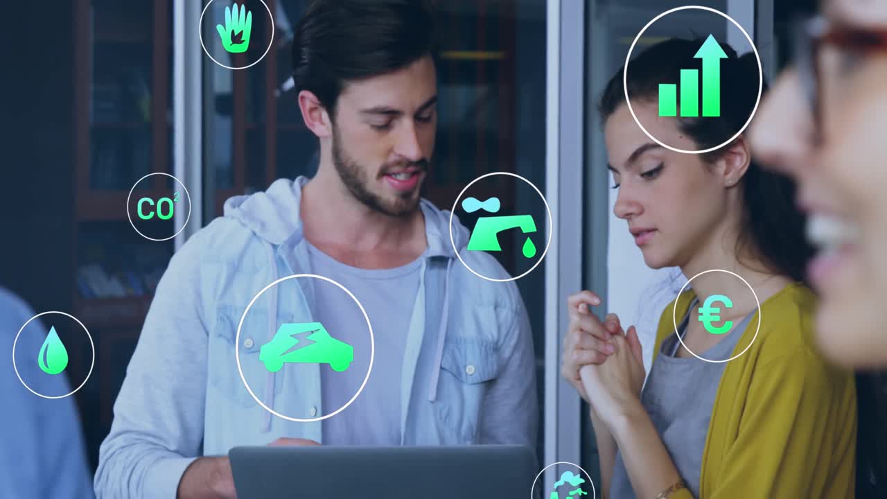 animación de múltiples iconos en círculos sobre compañeros de trabajo caucásicos discutiendo informes en la computadora portátil