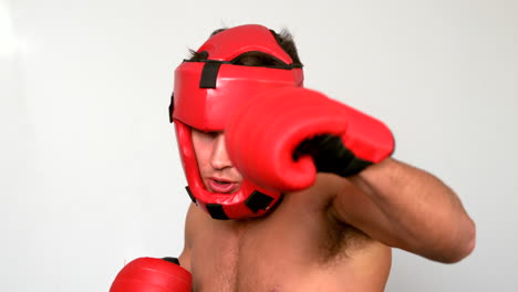 boxeador duro golpeando con guantes rojos
