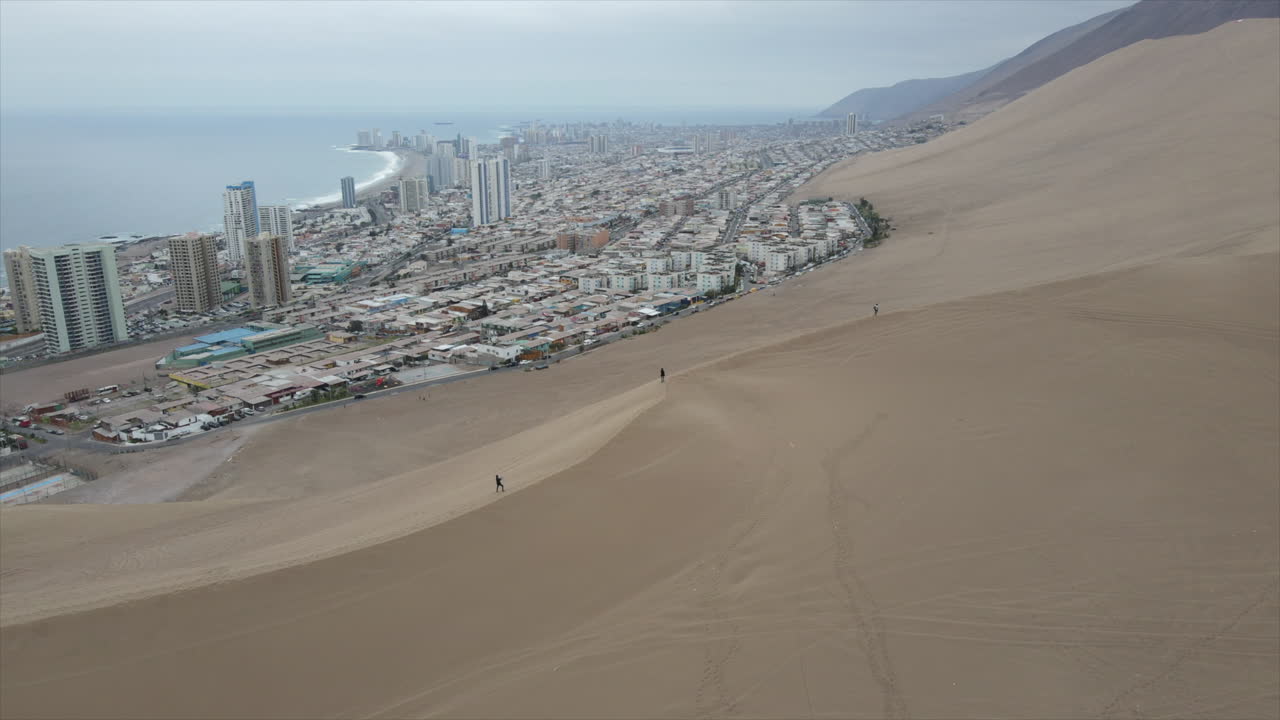 vista aérea de un turista en la duna del dragón de cerra durante una tarde nublada