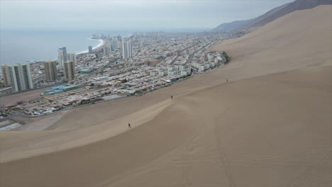 vista aérea de un turista en la duna del dragón de cerra durante una tarde nublada