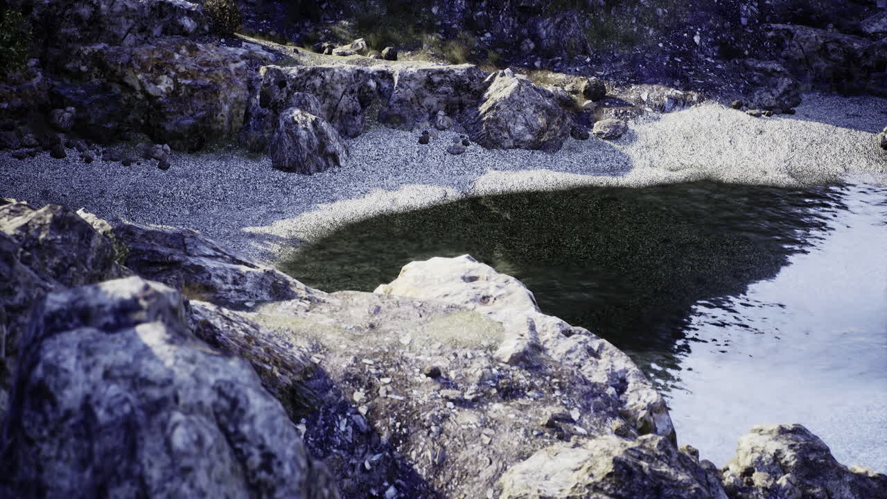 Krusande vatten och stenig strandlinje i gryningen i en fridfull naturlig miljö