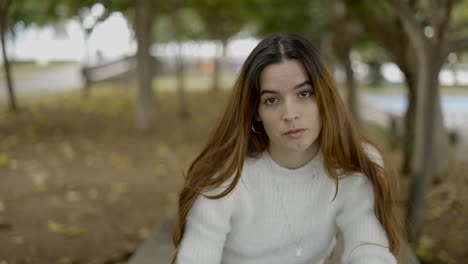 una mujer joven en un parque.