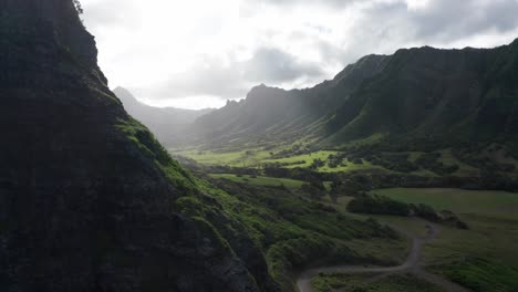 Toma-Aérea-Volando-Alrededor-De-La-Ladera-De-La-Montaña-Para-Revelar-El-Hermoso-Valle-Jurásico-De-Hawaii-En-La-Isla-De-O&#39;ahu,-Hawaii