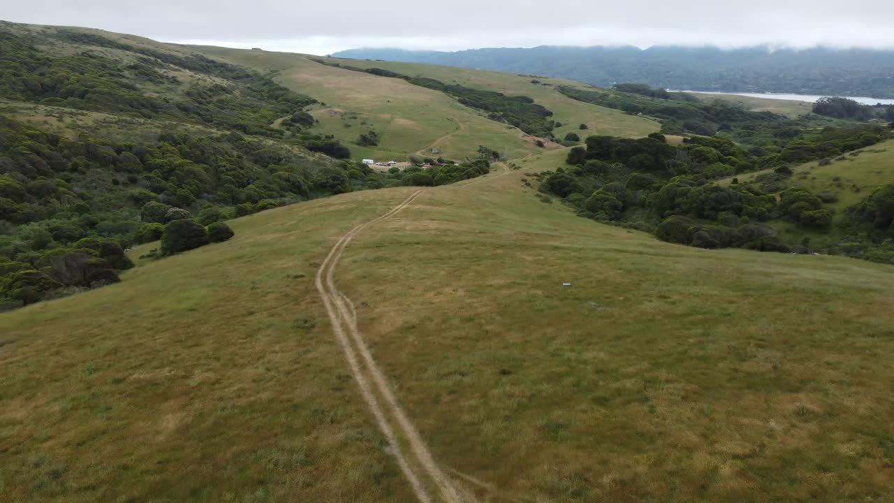 toma aérea de drones del espectacular paisaje de montaña verde, california