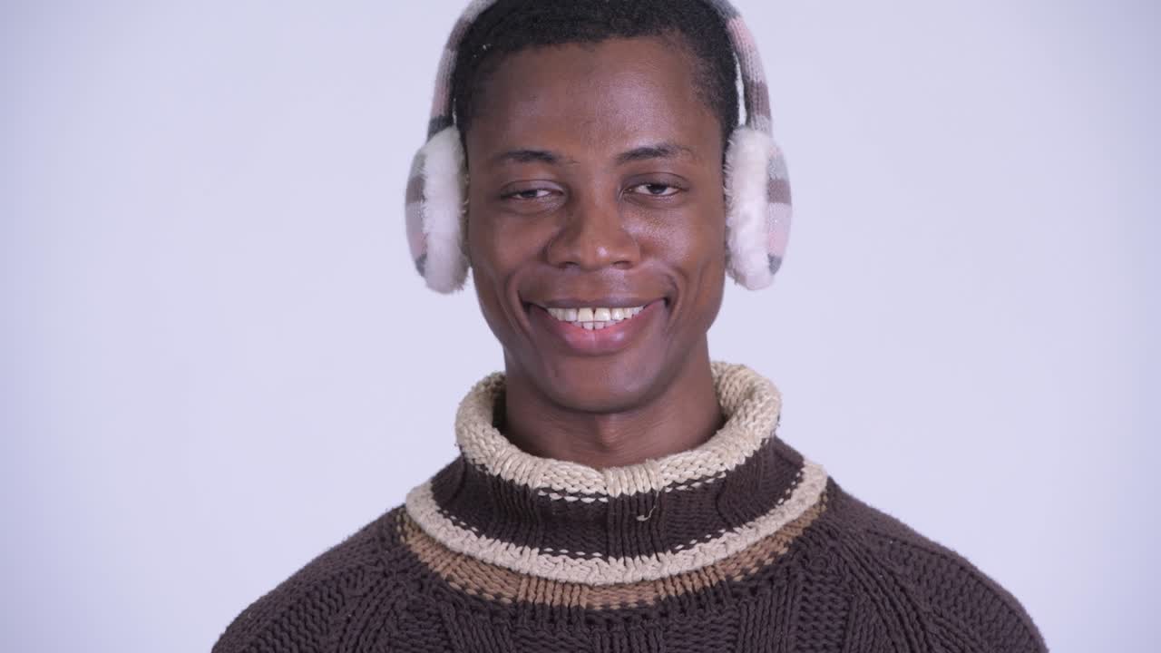 joven y guapo hombre africano listo para el invierno