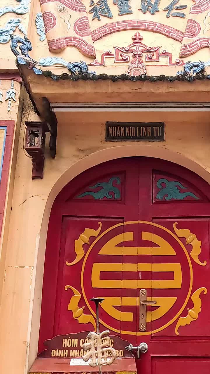 Geleneksel tapınak girişinin ayrıntılı görüntüsü