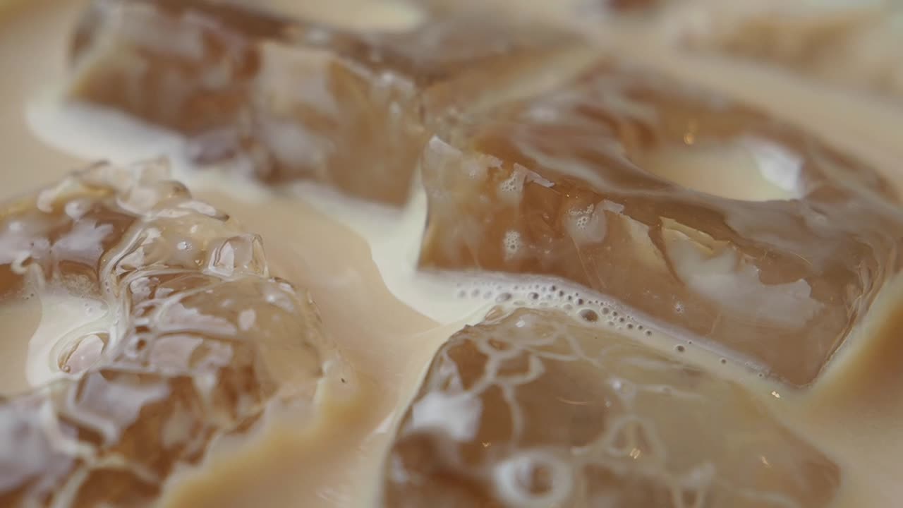 close up de cubos de hielo en café helado