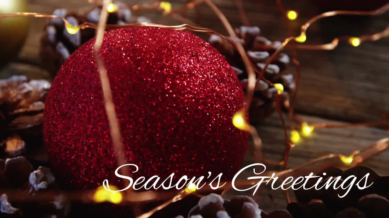 크리스마스 장식 앞에 쓰여진 계절 인사