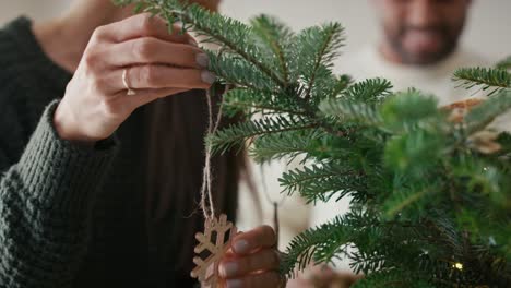 Glückliches-Paar,-Das-Zu-Hause-Den-Weihnachtsbaum-Schmückt.