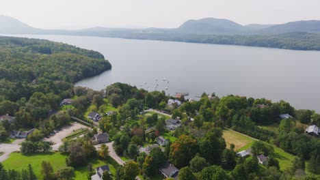 Panorama-De-La-Ciudad-Turística-Junto-Al-Lago-En-La-Provincia-De-Quebec,-Canadá