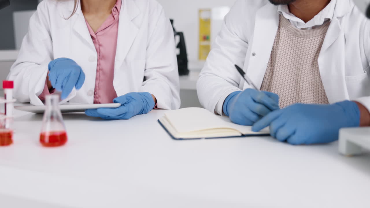 primer plano, manos y investigación con planificación