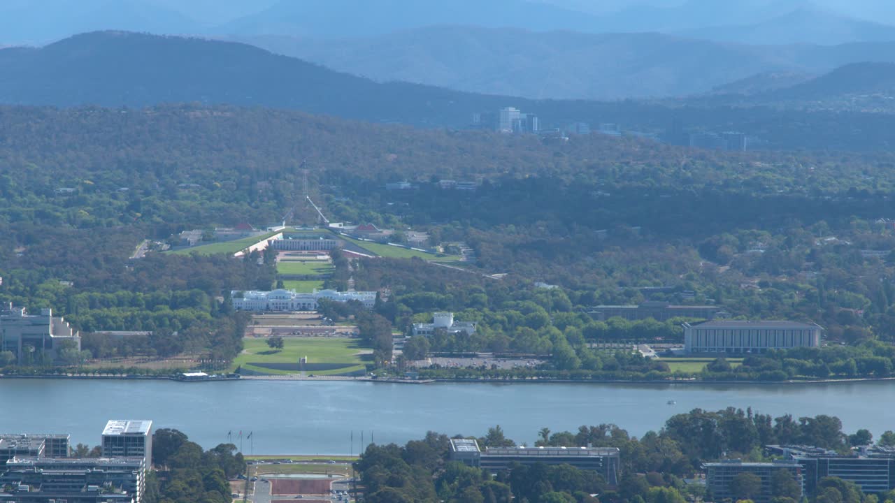 Ampia ripresa aerea della capitale australiana con il Parlamento e il Lago Burley Griffin