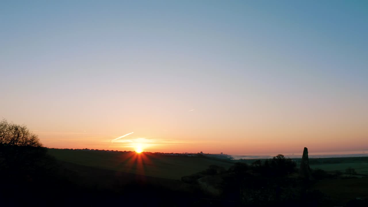 hadleigh castle mañana amanecer largo lento pan a la derecha muestra ruinas