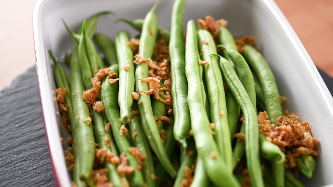 Green beans with crispy onions