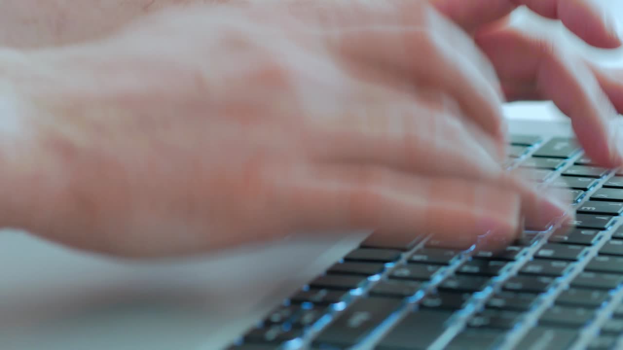 primer plano de manos masculinas escribiendo texto en un teclado de portátil