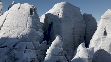 drohne schoss durch die eisrisse des buerbreen-gletschers in folgefonna, norwegen