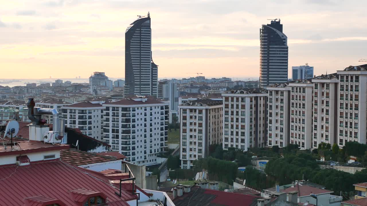 horizonte de la ciudad al amanecer o al anochecer