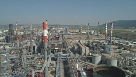 vista aérea de una gran refinería de petróleo
