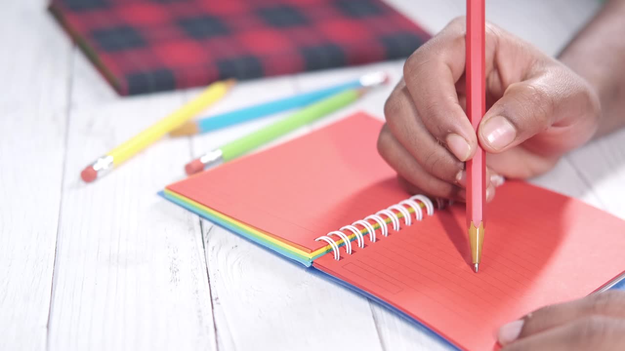 persona que escribe en un cuaderno