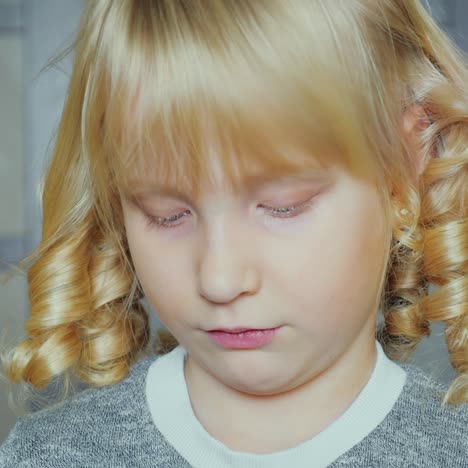 Retrato-De-Niña-De-5-Años-Haciendo-Maquillaje-2