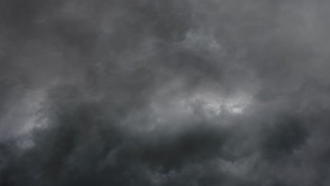 Cambios-Climáticos,-Nubes-Cumulonimbus-Grises-Acompañadas-De-Relámpagos