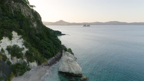 Circling-shot-of-Te-Hoho-Rock-at-New-Zealand's-Cathedral-Cove