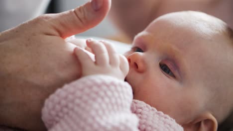 Dulce-Hija-Acostada-Y-Mordiendo-La-Mano-De-Papá