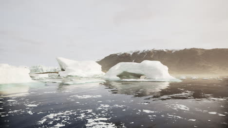 Icebergs-Glaciares-Y-Montañas-De-La-Península-Antártica