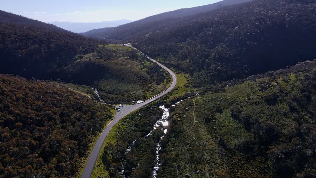 오스트레일리아 뉴 사우스 웨일즈 코스치우스코 국립공원 (kosciuszko national park) 에 있는 트레드보 강 트랙과 알파인 웨이 (alpine way)