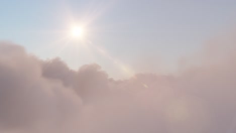 amanecer o atardecer a través de las nubes