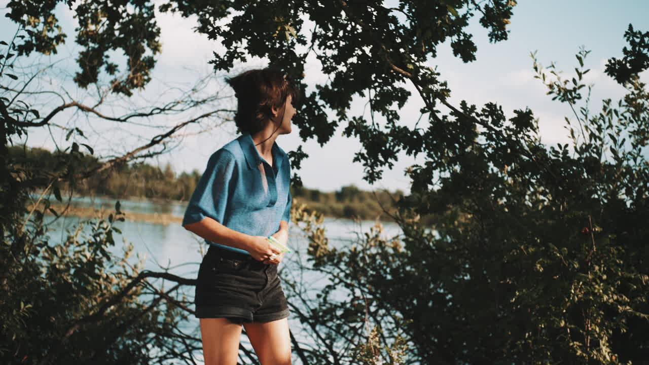 mujer disfrutando de un día soleado junto al lago