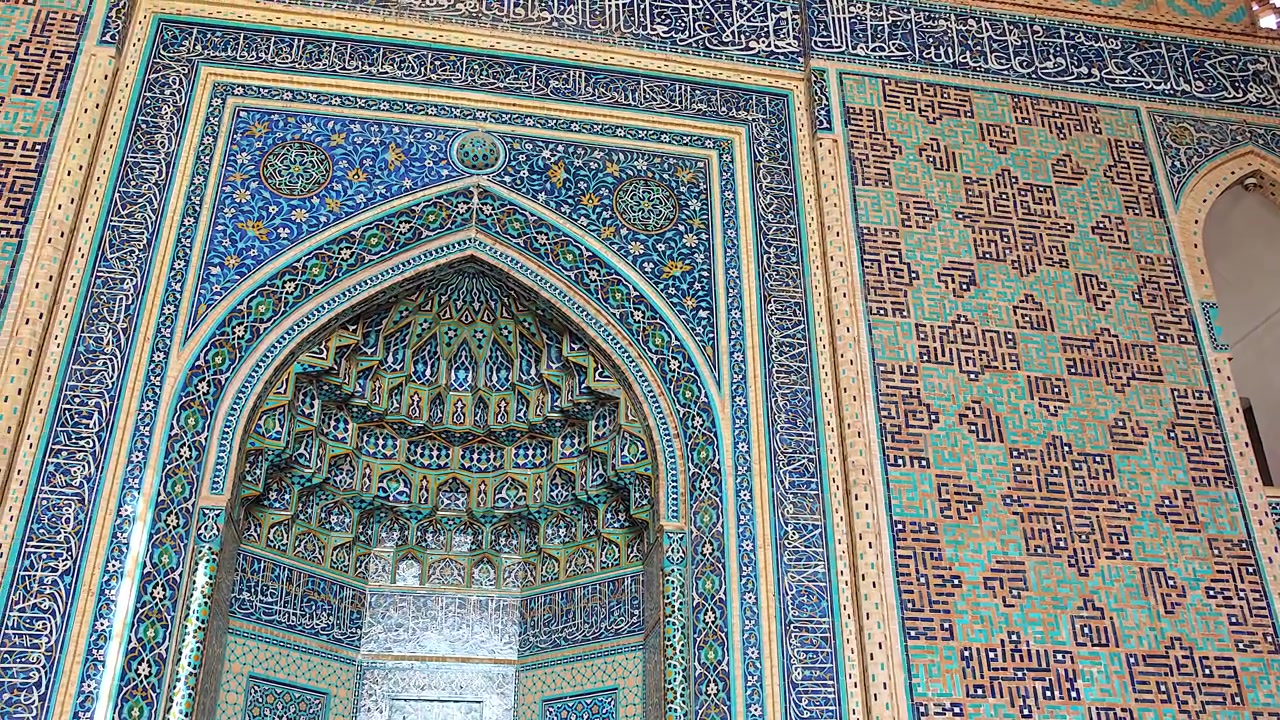 Intricata piastrellatura blu e Mihrab all'interno di una moschea storica