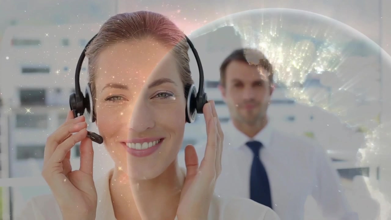 Agente donna che regola l'auricolare e parla, mentre un globo 3D emerge mostrando il supporto clienti globale.