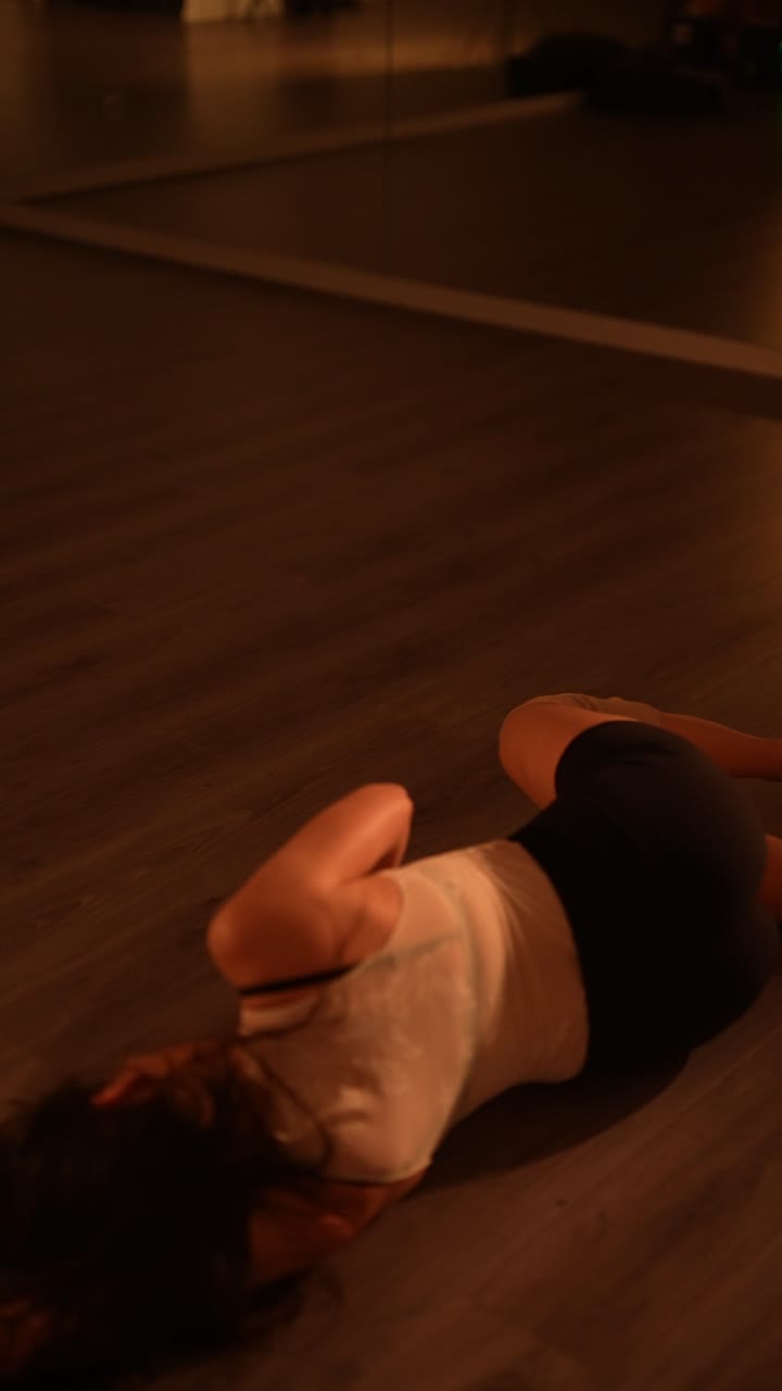Ballerina che fa stretching in studio