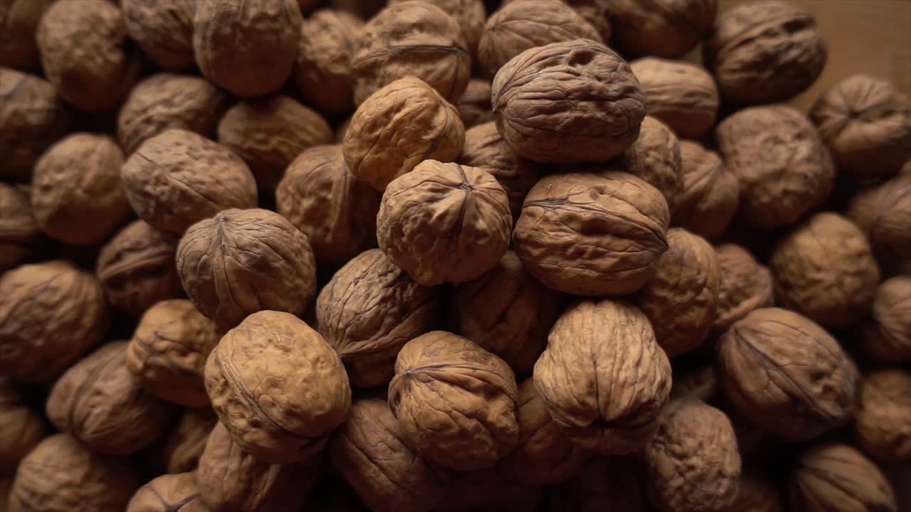 Sfondo con mucchio di noci nel guscio