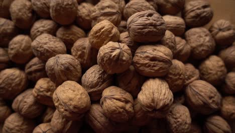 una pila de nueces en el fondo de la cáscara