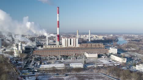 Panorama-Drohnenflug-über-Der-Industrielandschaft-Des-Wärmekraftwerks,-Weißer-Rauch-über-Der-Skyline-Landschaft