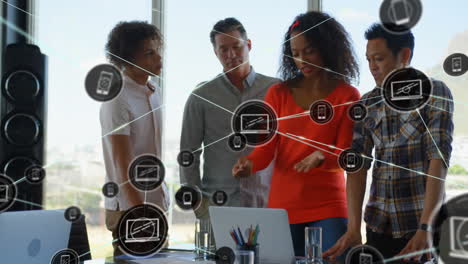 animación de una red de iconos digitales contra diversos colegas discutiendo juntos en la oficina